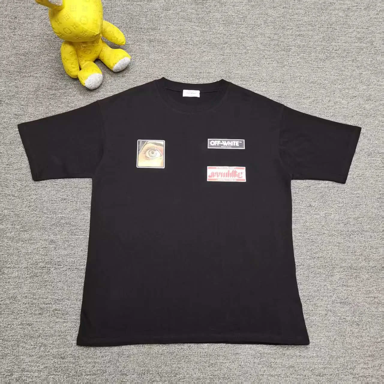 The top proven version OFF-WHI* 25SS new printed short-sleeves, loose fit, the same style for male and female couples stars. American designer Virgil Abloh founded the luxury street brand Off-White based on the pop culture of the younger generation. Walking between street culture and high-end fashion, contemporary elements are used to interpret youth culture, and fine workmanship is used to interpret trendy clothing. Photos, paintings and eye-catching graphic printing are all sources of inspiration for the designer. 32 counts of 260g double yarn pure cotton fabric, the printing uses Kornit digital direct injection technology, and the picture is clear. The white glue base ensures the firmness of the printing, and machine washing is stress-free - 1:1 original mold opening, ZP development, perfectly restored to the original version, produced by a large factory, not produced by a small factory on the market, fine wiring, top-notch craftsmanship, welcome to compare - A full set of customized accessories for collar labels, hang tags, and wash water labels - Exclusive logo packaging - No matter age, body shape or gender, it is very suitable for both men and women. All details are real photos, buy with confidence. Color: Black White Size: S-XL P;120